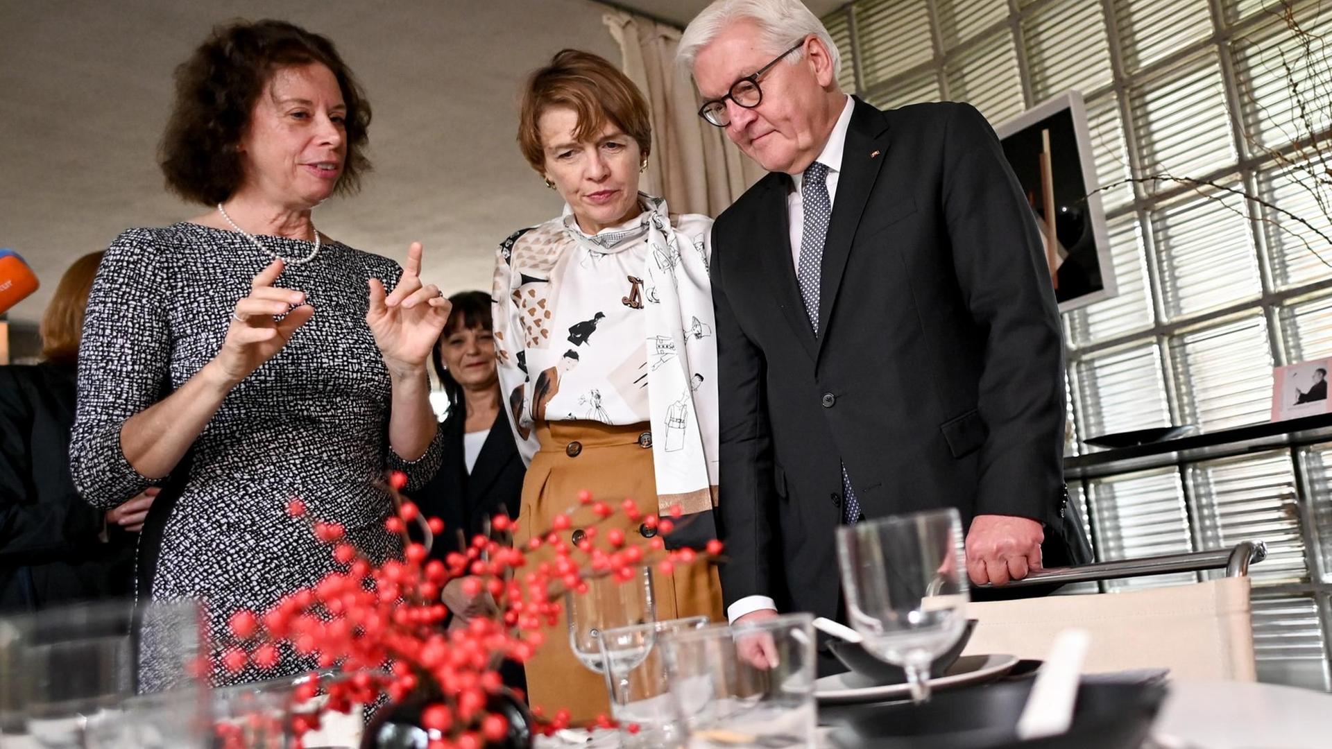 Bundespräsident Frank-Walter Steinmeier und seine Frau Elke Büdenbender besichtigen mit Erika Pfammatter (l), Enkelin von Walter Gropius das Gropius Haus. Die drei besichtigen einen gedeckten Tisch im Gropius Haus, das originalgetreu erhalten ist.