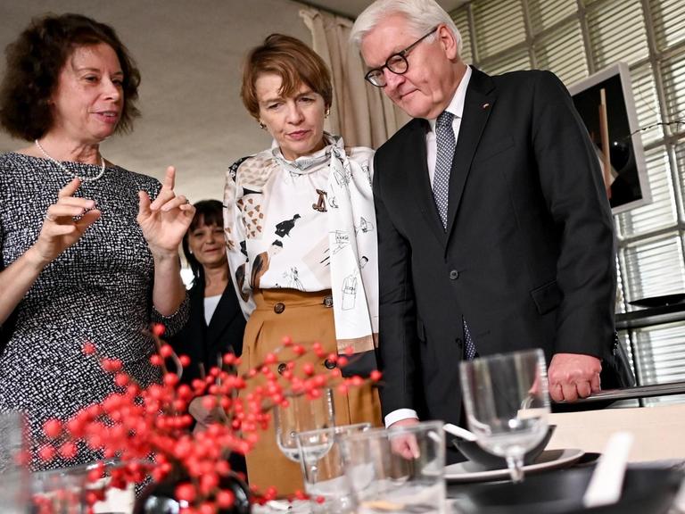 Bundespräsident Frank-Walter Steinmeier und seine Frau Elke Büdenbender besichtigen mit Erika Pfammatter (l), Enkelin von Walter Gropius das Gropius Haus. Die drei besichtigen einen gedeckten Tisch im Gropius Haus, das originalgetreu erhalten ist.