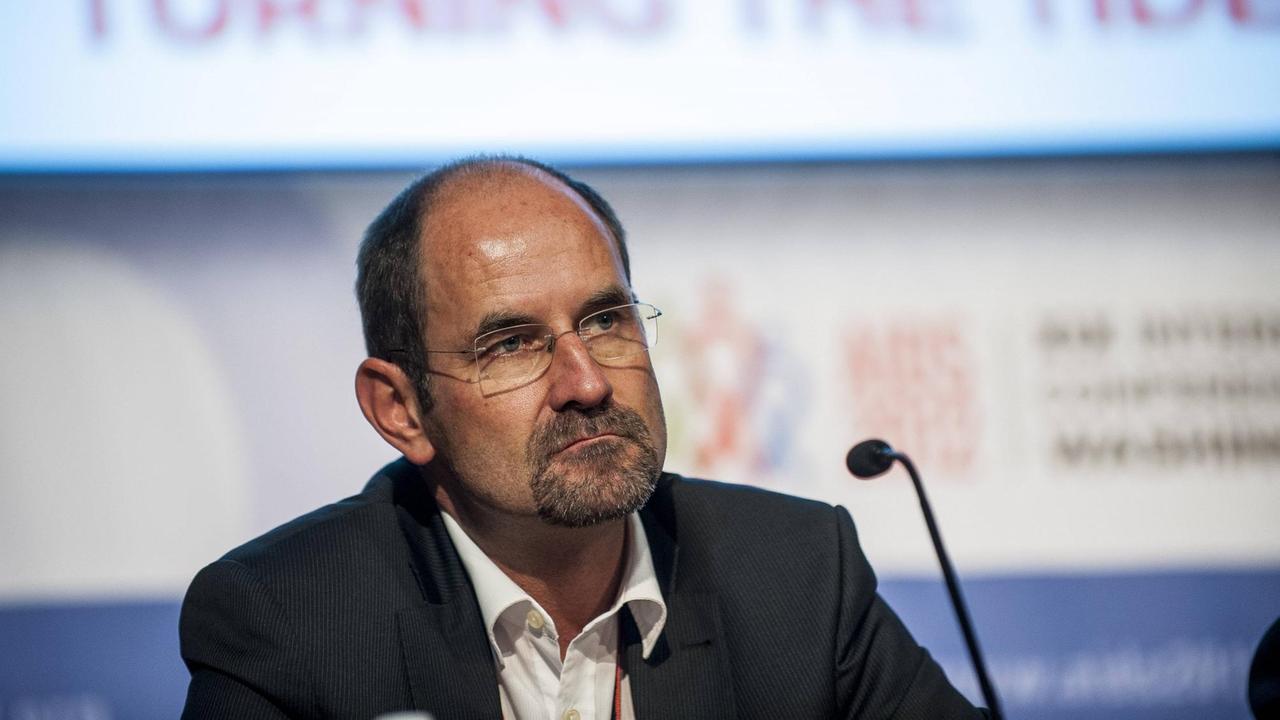 Christopher Benn vor einem Mikrofon. Christopher Benn vor einem Mikrofon.