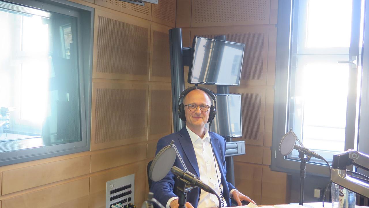 Stephan Schwartzkopff, Vorstand des Kompetenznetzwerks Nachhaltige Mobilität eG (KoNaMo) Stephan Schwartzkopff, Vorstand des Kompetenznetzwerks Nachhaltige Mobilität eG (KoNaMo)