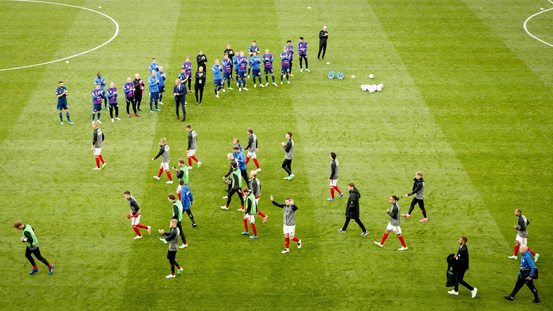 Players arriving to field after match break after Christian Eriksen, 10 DEN collapse during the UEFA EURO, EM, Europameisterschaft,Fussball 2020 Championship Group B match between Denmark and Finland on June 12, 2021 in Copenhagen, Denmark. Tomi Hnninen/Newspix24 PUBLICATIONxNOTxINxFINxSWExNORxAUT Copyright: xTomixHänninenx np24thth1216398149 Players arriving to field after match break after Christian Eriksen, 10 DEN collapse during the UEFA EURO, EM, Europameisterschaft,Fussball 2020 Championship Group B match between Denmark and Finland on June 12, 2021 in Copenhagen, Denmark. Tomi Hnninen/Newspix24 PUBLICATIONxNOTxINxFINxSWExNORxAUT Copyright: xTomixHänninenx np24thth1216398149