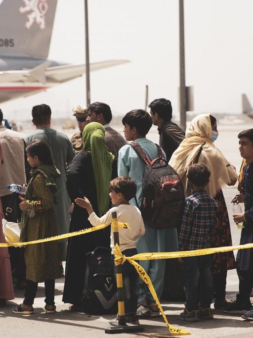 Auf einem vom U.S. Marine Corps zur Verfügung gestellten Foto bereiten sich Zivilisten während einer Evakuierung am Hamid Karzai International Airport am 18. August 2021 darauf vor, ein Flugzeug zu besteigen.