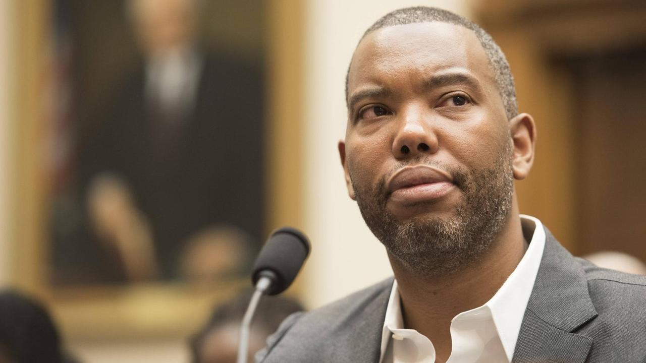 Ta-Nehisi Coates blickt bei einer Anhörung nachdenklich. Ta-Nehisi Coates blickt bei einer Anhörung nachdenklich.
