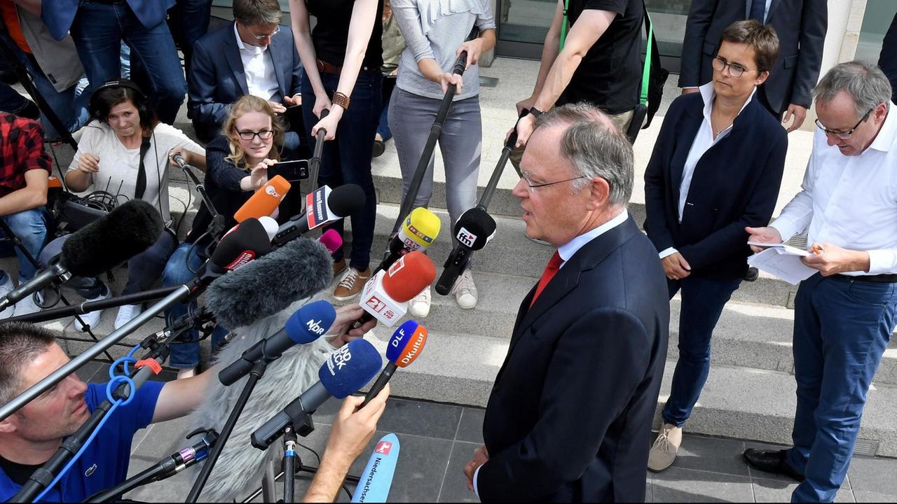 Niedersachsens Ministerpräsident Stephan Weil (SPD) spricht am 04.08.2017 während einer Pressekonferenz vor der Staatskanzlei in Hannover (Niedersachsen) vor Medienvertretern. Weil ist nach dem Verlust der rot-grünen Regierungsmehrheit für eine rasche Neuwahl des Landtags, will aber nicht zurücktreten. Niedersachsens Ministerpräsident Stephan Weil (SPD) spricht am 04.08.2017 während einer Pressekonferenz vor der Staatskanzlei in Hannover (Niedersachsen) vor Medienvertretern. Weil ist nach dem Verlust der rot-grünen Regierungsmehrheit für eine rasche Neuwahl des Landtags, will aber nicht zurücktreten.