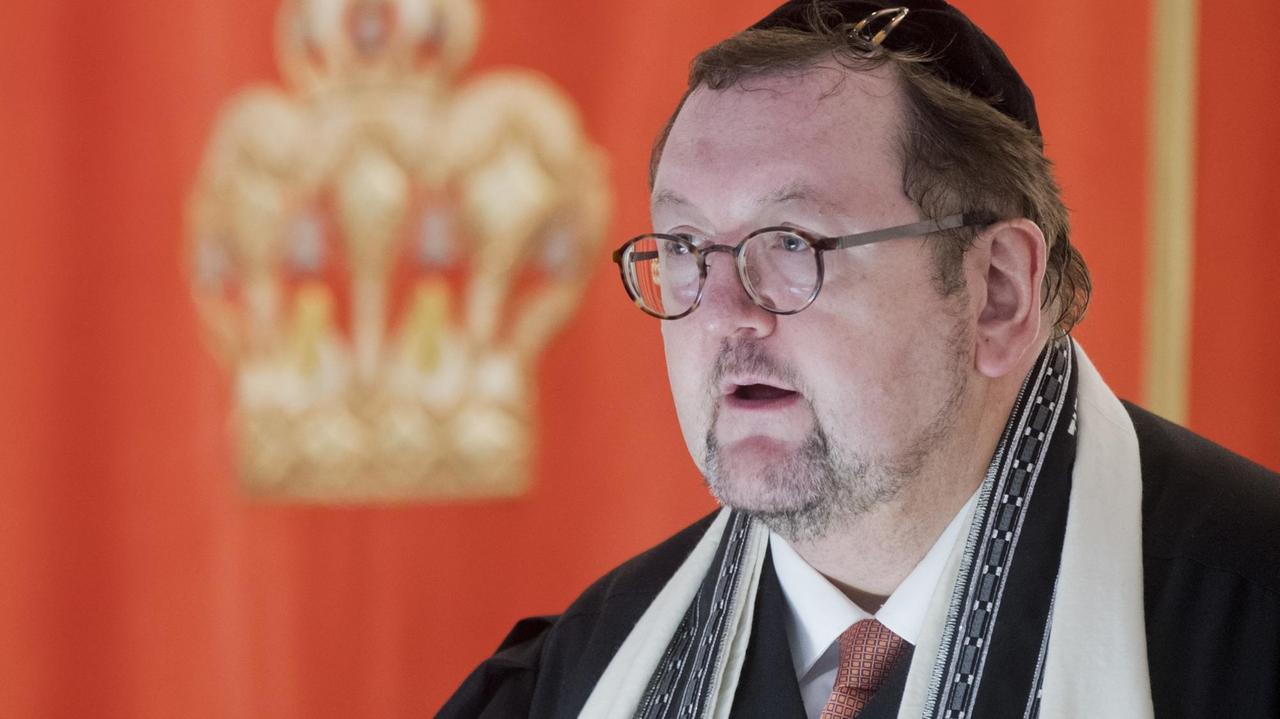 Rabbiner Walter Homolka, Rektor des Abraham Geiger Kollegs, spricht am 01.12.2016 bei der Rabbinerordinationsfeier in der Synagoge der Liberalen Juüdischen Gemeinde in Hannover. Rabbiner Walter Homolka, Rektor des Abraham Geiger Kollegs, spricht am 01.12.2016 bei der Rabbinerordinationsfeier in der Synagoge der Liberalen Juüdischen Gemeinde in Hannover.