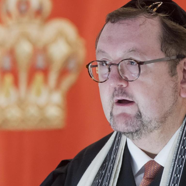 Rabbiner Walter Homolka, Rektor des Abraham Geiger Kollegs, spricht am 01.12.2016 bei der Rabbinerordinationsfeier in der Synagoge der Liberalen Juüdischen Gemeinde in Hannover. 