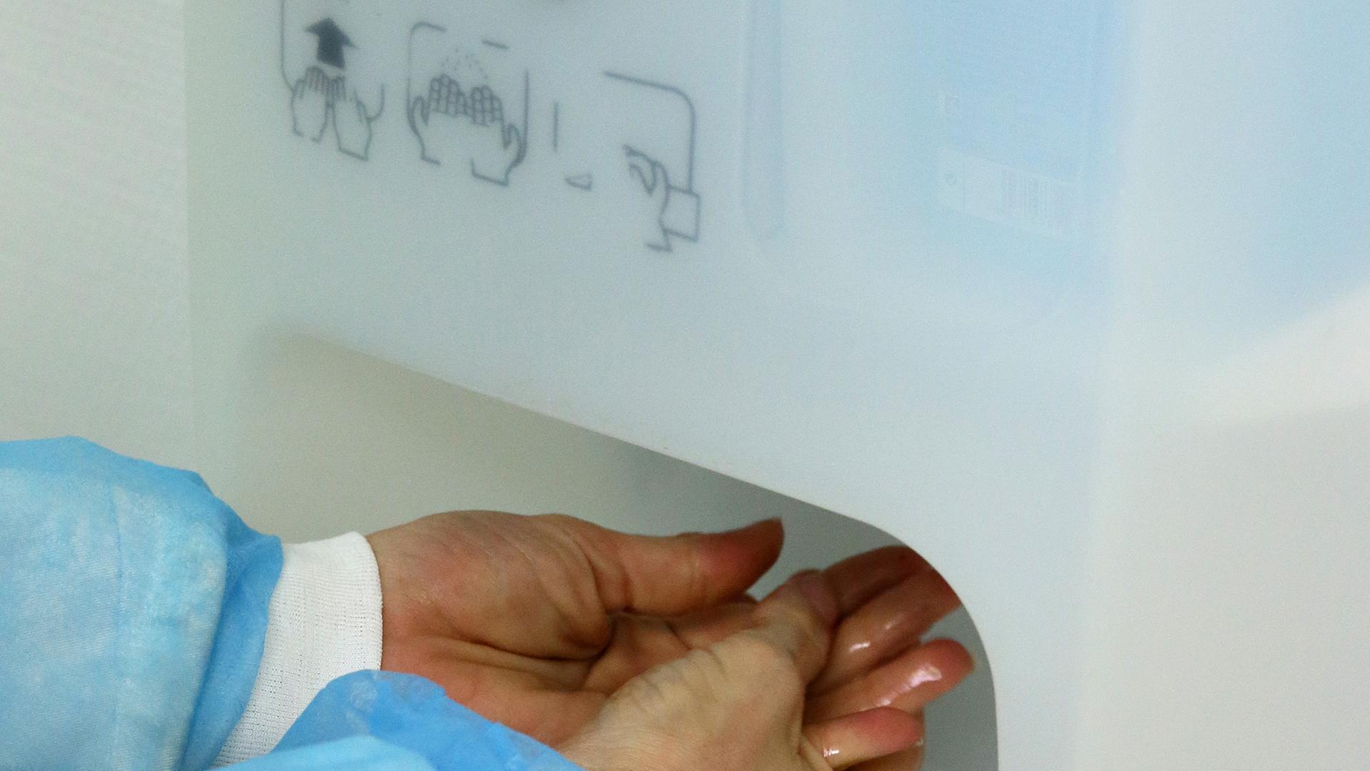 Hände werden im Spandauer Vivantes-Klinkum in Berlin desinfiziert. Hände werden im Spandauer Vivantes-Klinkum in Berlin desinfiziert.