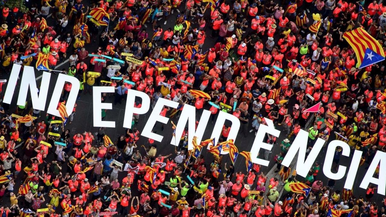 Menschen demonstrieren in Barcelona für Kataloniens Unabhängigkeit – einige halten die Buchstabenreihe "Independencia" in die Höhe. Menschen demonstrieren in Barcelona für Kataloniens Unabhängigkeit – einige halten die Buchstabenreihe "Independencia" in die Höhe.