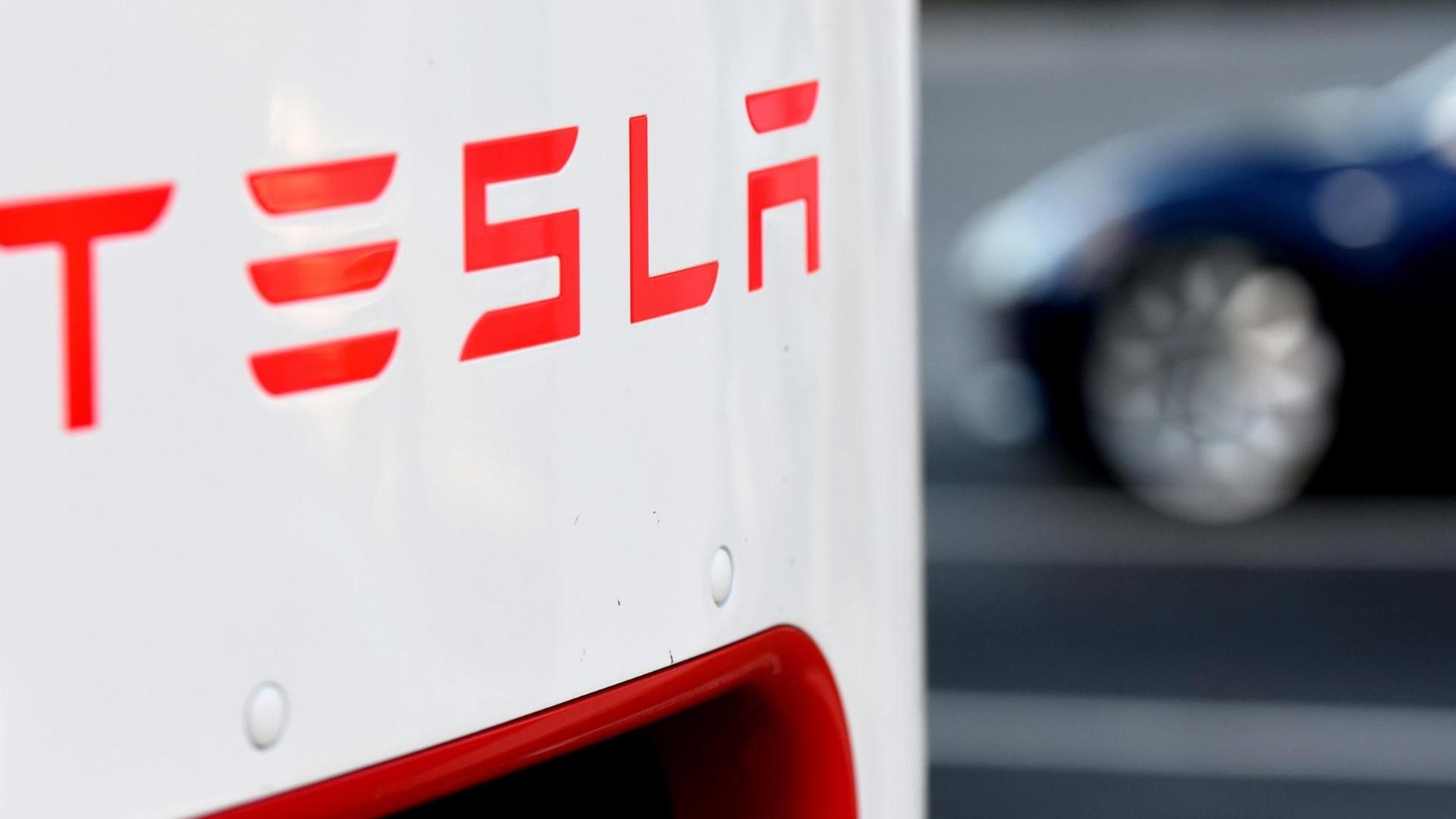Tesla-Ladestation in Altamonte Springs, Florida, United Statesmit Auto im Hintergrund Tesla-Ladestation in Altamonte Springs, Florida, United Statesmit Auto im Hintergrund
