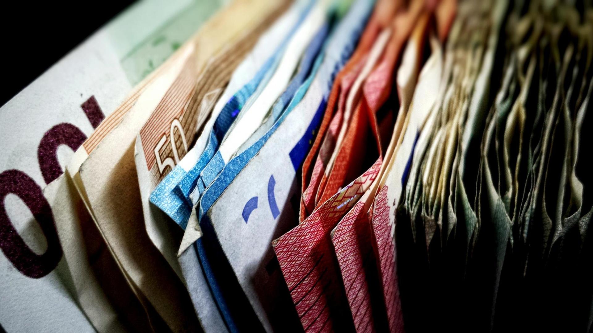 Euro-Scheine, aneinander gereiht Euro-Scheine, aneinander gereiht