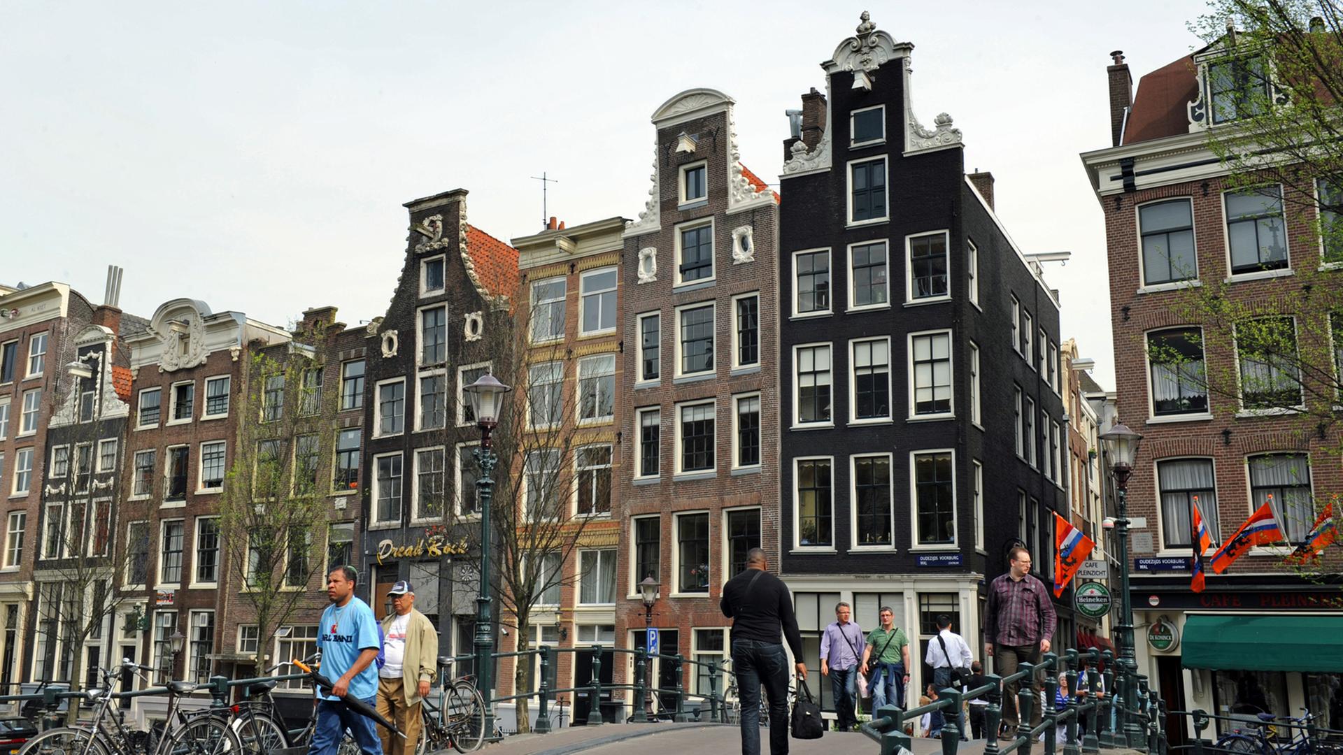 Alltag in Amsterdam: Die Stadt ist rund 800 Jahre alt, viele Gebäudefassaden stammen aus dem 17. Jahrhundert. Alltag in Amsterdam: Die Stadt ist rund 800 Jahre alt, viele Gebäudefassaden stammen aus dem 17. Jahrhundert.