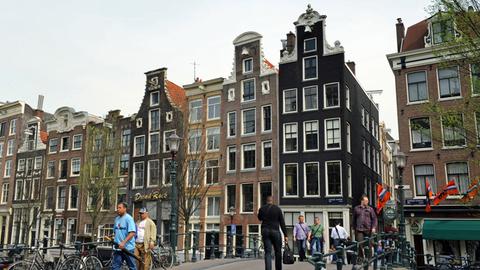 Alltag in Amsterdam: Die Stadt ist rund 800 Jahre alt, viele Gebäudefassaden stammen aus dem 17. Jahrhundert.