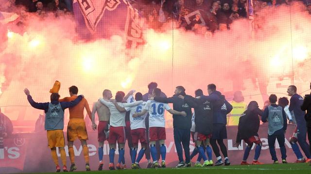 Spieler des HSV feiern ihren Sieg über den Stadtrivalen FC St. Pauli