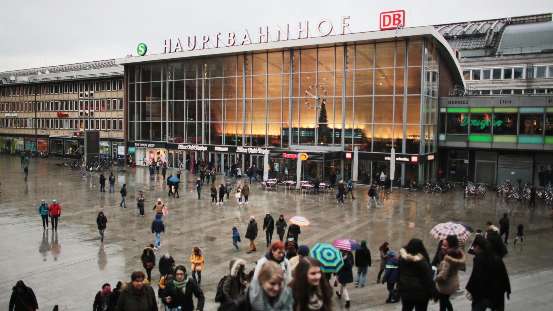 Passanten gehen am 04.01.2016 Köln (Nordrhein-Westfalen) am Hauptbahnhof eine Treppe hinauf. Passanten gehen am 04.01.2016 Köln (Nordrhein-Westfalen) am Hauptbahnhof eine Treppe hinauf.