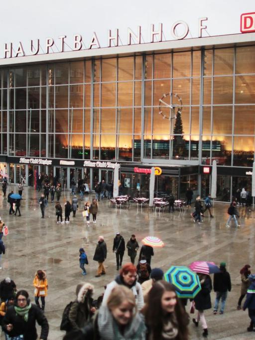 Passanten gehen am 04.01.2016 Köln (Nordrhein-Westfalen) am Hauptbahnhof eine Treppe hinauf.