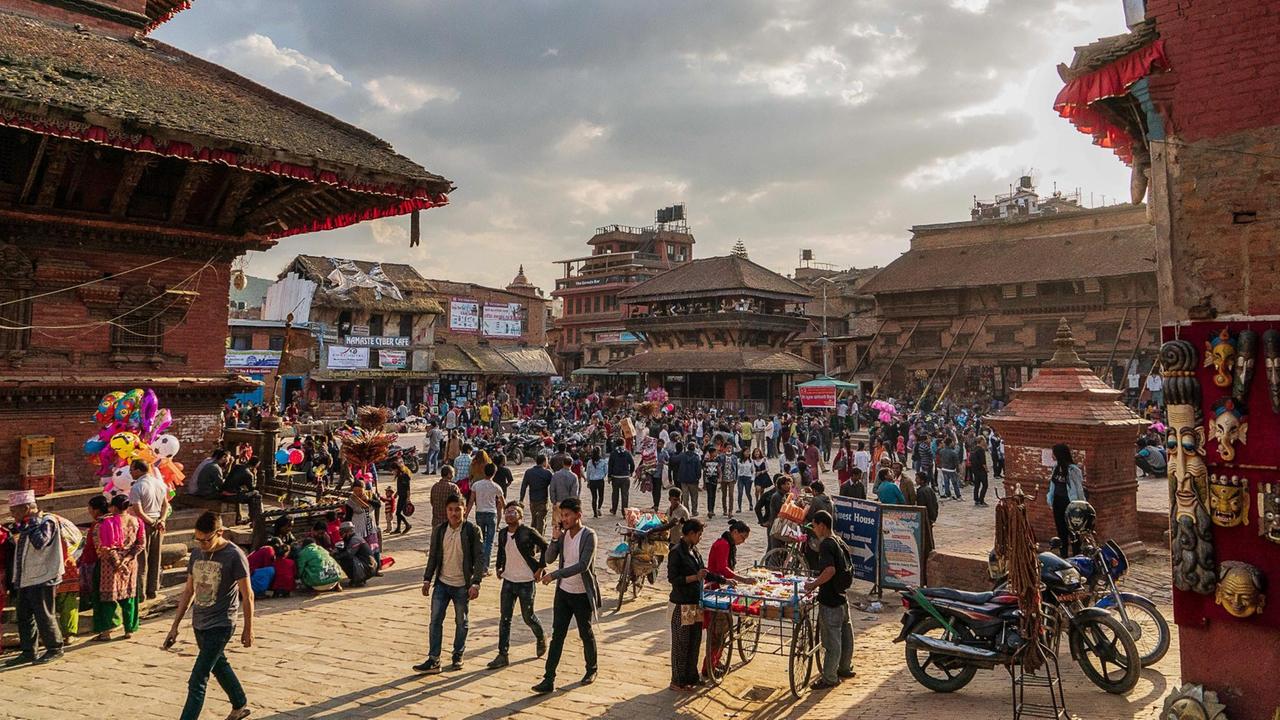 Bhaktapur ist neben Kathmandu und Lalitpur die dritte und kleinste der Königsstädte des Kathmandutals in Nepal. Bhaktapur ist neben Kathmandu und Lalitpur die dritte und kleinste der Königsstädte des Kathmandutals in Nepal.