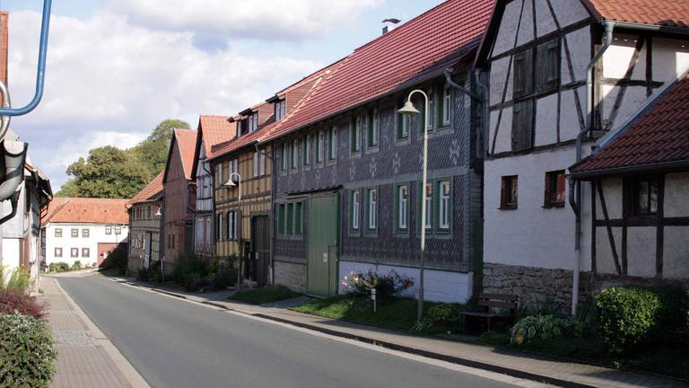 Häuserzeile an einer Straße – Ortsansicht von Friedrichsrode Häuserzeile an einer Straße – Ortsansicht von Friedrichsrode