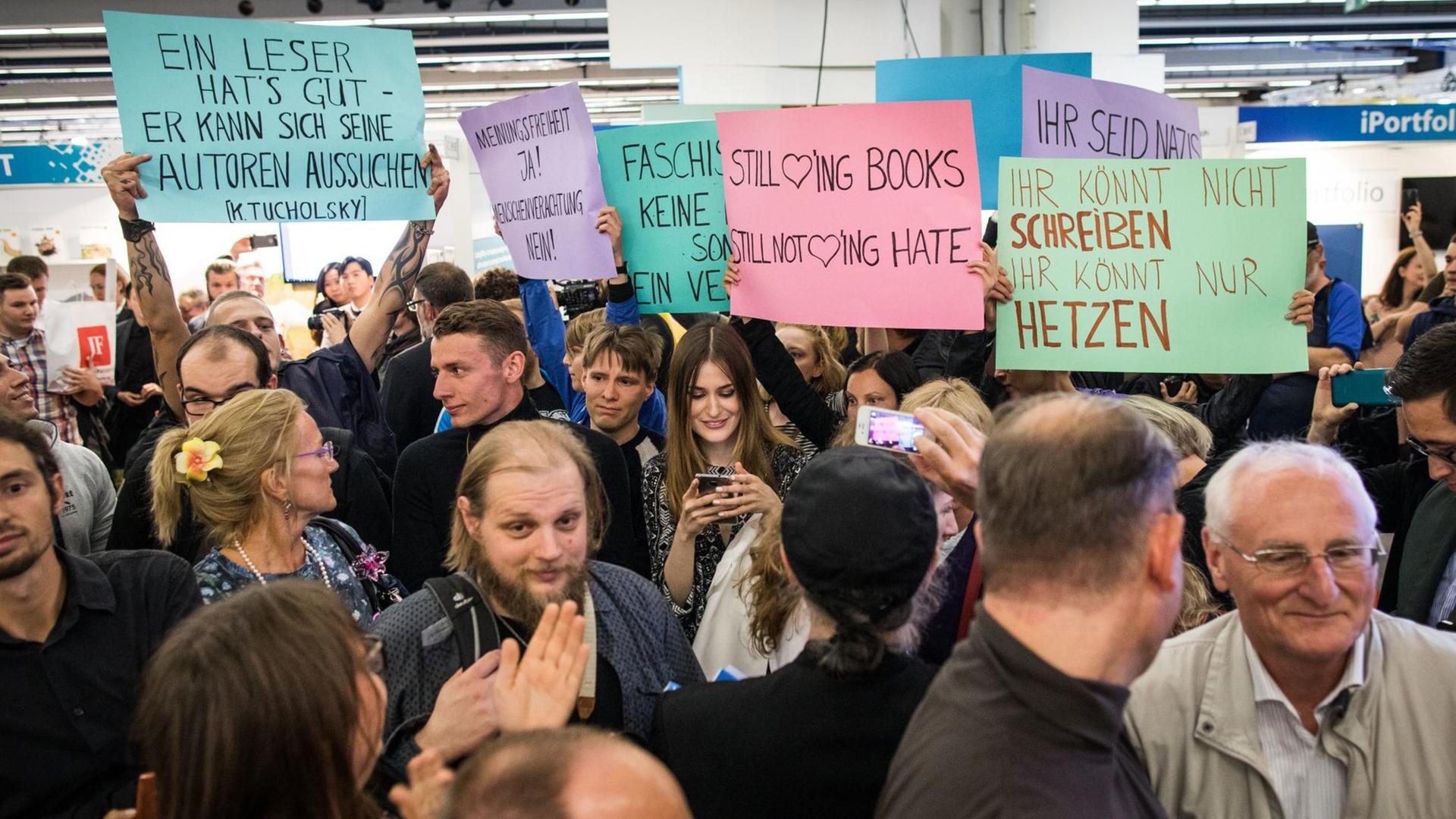 Demonstranten halten am 14.10.2017 auf der Buchmesse in Frankfurt am Main (Hessen), bei einer Lesung und Podiumsdiskussion mit Thüringens AfD-Landes- und Fraktionschef Höcke, Protestplakate hoch. Demonstranten halten am 14.10.2017 auf der Buchmesse in Frankfurt am Main (Hessen), bei einer Lesung und Podiumsdiskussion mit Thüringens AfD-Landes- und Fraktionschef Höcke, Protestplakate hoch.