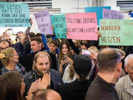 Demonstranten halten am 14.10.2017 auf der Buchmesse in Frankfurt am Main (Hessen), bei einer Lesung und Podiumsdiskussion mit Thüringens AfD-Landes- und Fraktionschef Höcke, Protestplakate hoch.