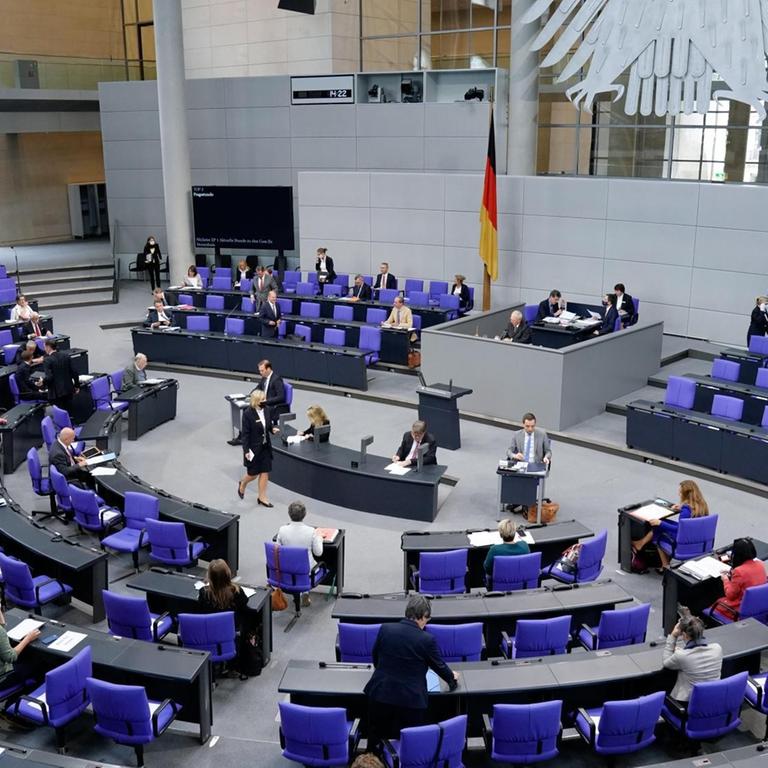 Der Plenarsaal des Deutschen Bundestags, nur wenige Abgeordnete sind anwesend, viele Sitze sind leer.