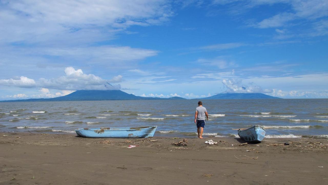 Vom Nicaraguasee aus besiedelten die Buntbarsch-Arten die kleineren und klareren Kraterseen. Vom Nicaraguasee aus besiedelten die Buntbarsch-Arten die kleineren und klareren Kraterseen.
