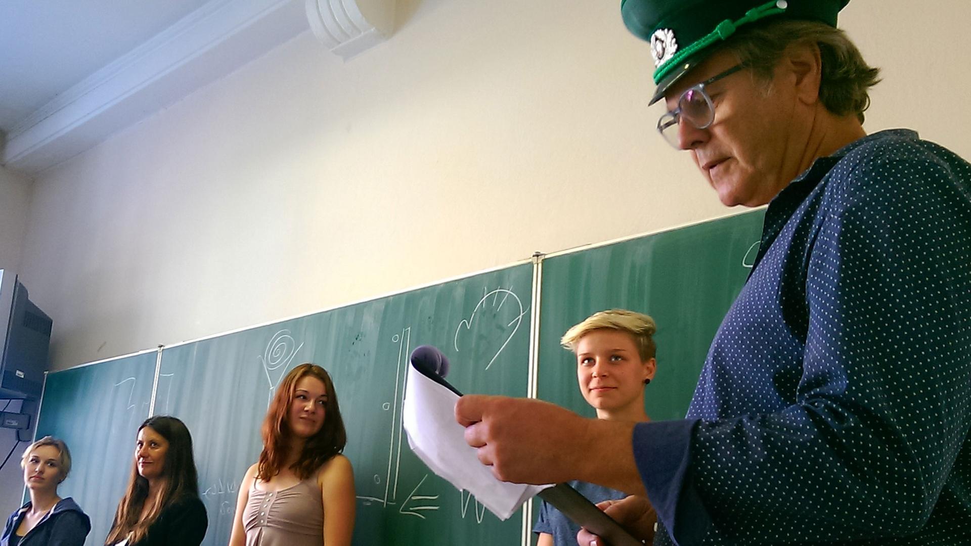 Eine Schauspielerin lehrt beim Projekt "Die Wahrheit besitzen wir" in einer sächsischen Berufsschule Diktatur-Alltag. Eine Schauspielerin lehrt beim Projekt "Die Wahrheit besitzen wir" in einer sächsischen Berufsschule Diktatur-Alltag.