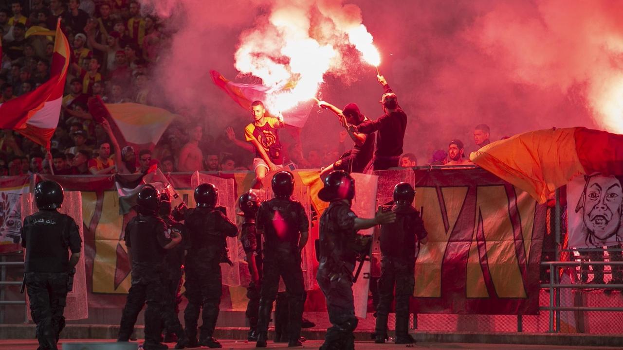 Nach dem Spiel zwischen Wydad Casablanca und Esperance war es auf dem Spielfeld und den Tribünen teilweise zu tumultartigen Szenen gekommen. Nach dem Spiel zwischen Wydad Casablanca und Esperance war es auf dem Spielfeld und den Tribünen teilweise zu tumultartigen Szenen gekommen.