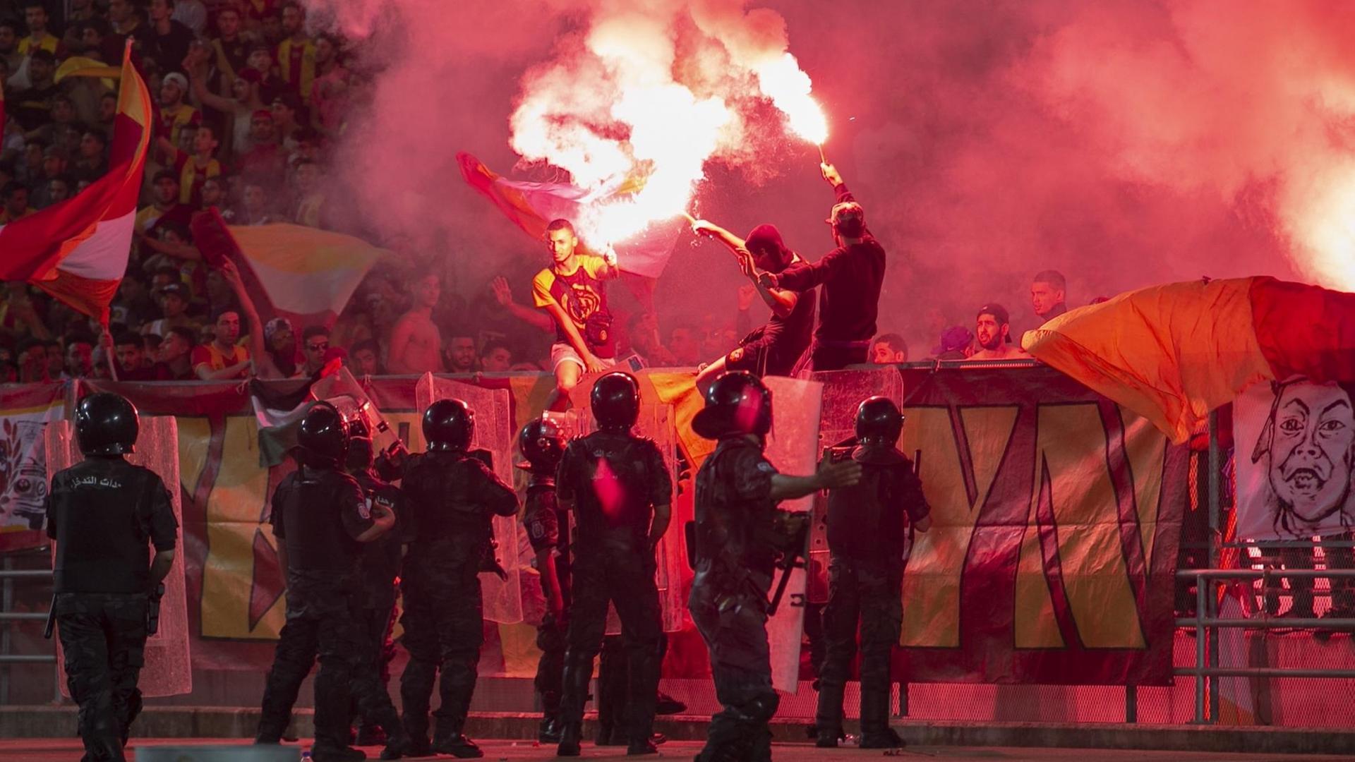 Nach dem Spiel zwischen Wydad Casablanca und Esperance war es auf dem Spielfeld und den Tribünen teilweise zu tumultartigen Szenen gekommen. Nach dem Spiel zwischen Wydad Casablanca und Esperance war es auf dem Spielfeld und den Tribünen teilweise zu tumultartigen Szenen gekommen.