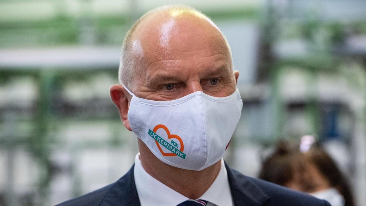 Dietmar Woidke (SPD), Ministerpräsident von Brandenburg, mit einem Nase-Mundschutz - hier in der Ausbildungswerkstatt der PCK-Raffinerie. Dietmar Woidke (SPD), Ministerpräsident von Brandenburg, mit einem Nase-Mundschutz - hier in der Ausbildungswerkstatt der PCK-Raffinerie.