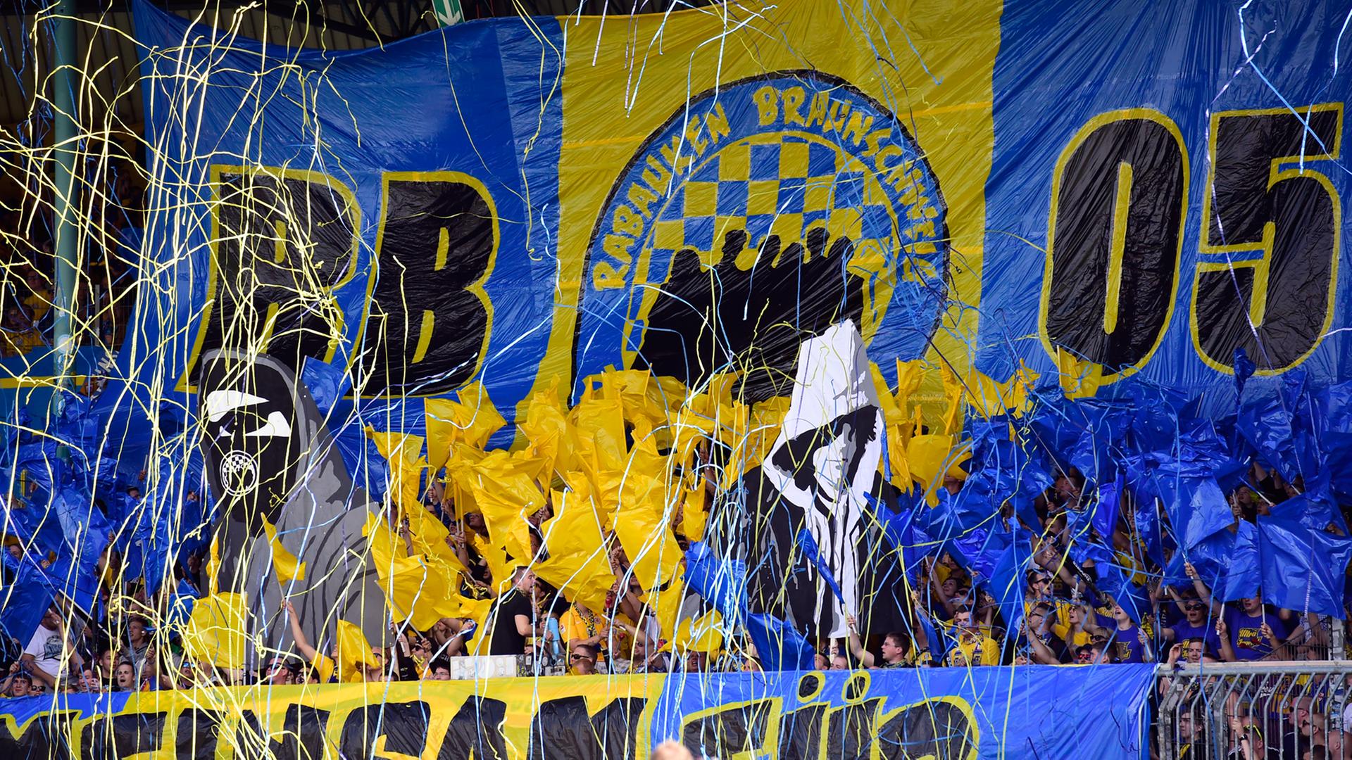 Fans von Eintracht Braunschweig im heimischen Stadion Fans von Eintracht Braunschweig im heimischen Stadion