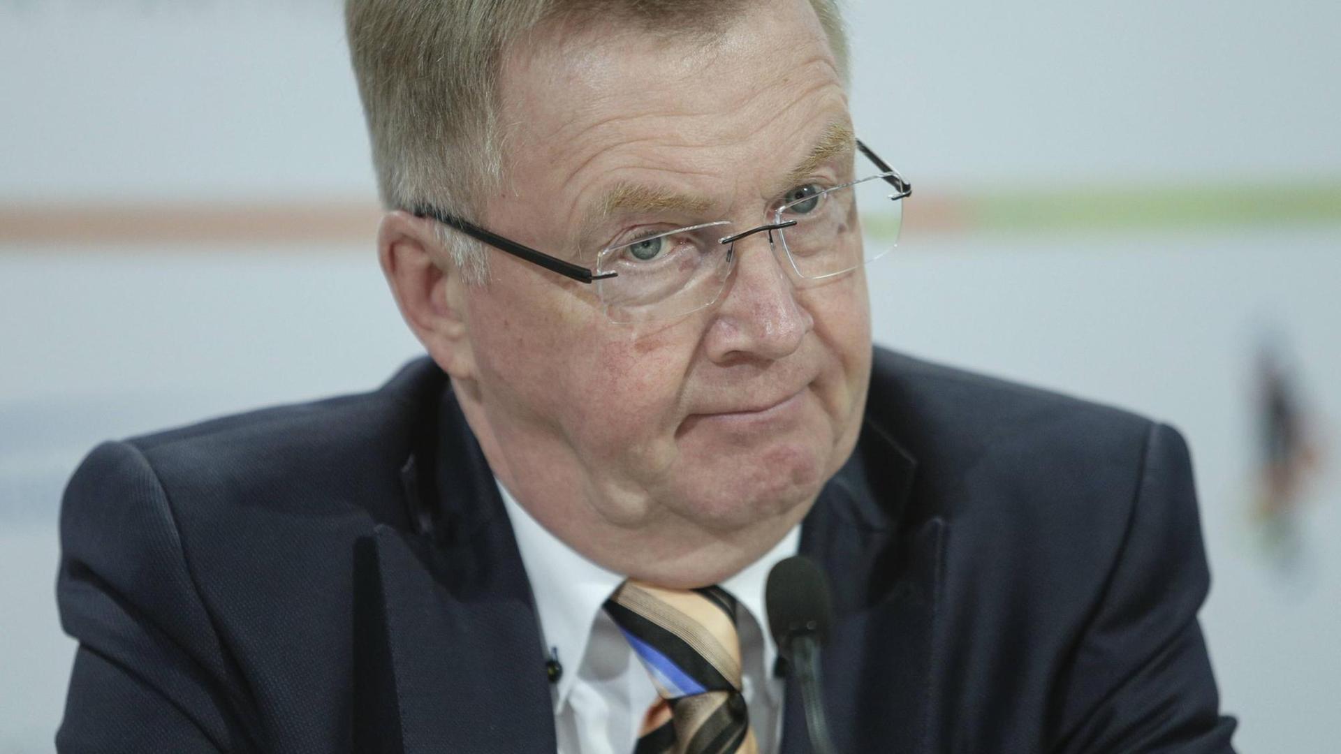 Andreas Westerfellhaus bei einer Pressekonferenz Andreas Westerfellhaus bei einer Pressekonferenz