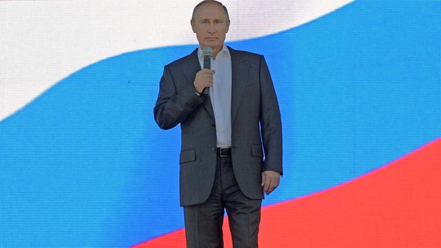Präsident Wladimir Putin vor einer russischen Flagge.