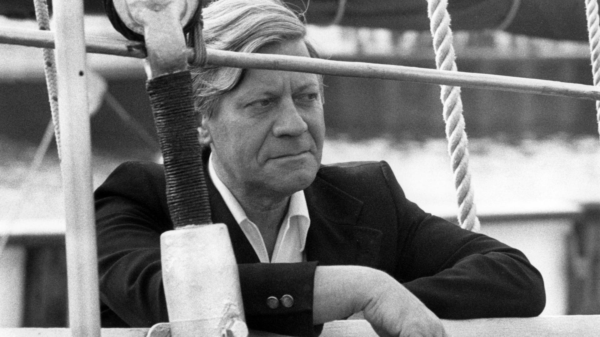 Helmut Schmidt bei einer Segeltour auf dem Zweimastseegler "Atalanta" in der Ostsee. Helmut Schmidt bei einer Segeltour auf dem Zweimastseegler "Atalanta" in der Ostsee.