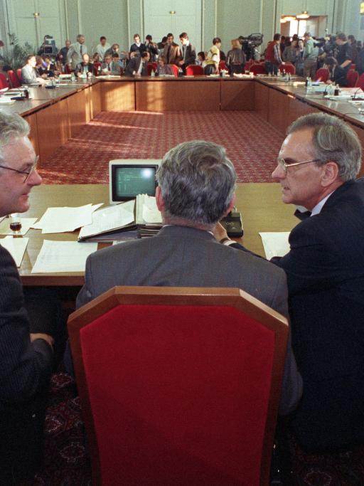Der Zentrale Runde Tisch der Parteien und Bürgerbewegungen der DDR am 22.01.1990 im Berliner Schloss Niederschönhausen.