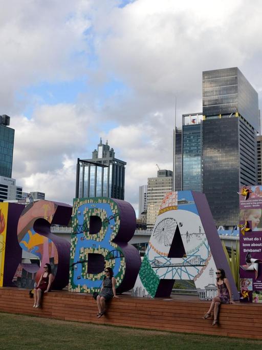 Ein Schriftzug der Stadt Brisbane steht am Ufer der Brisbane