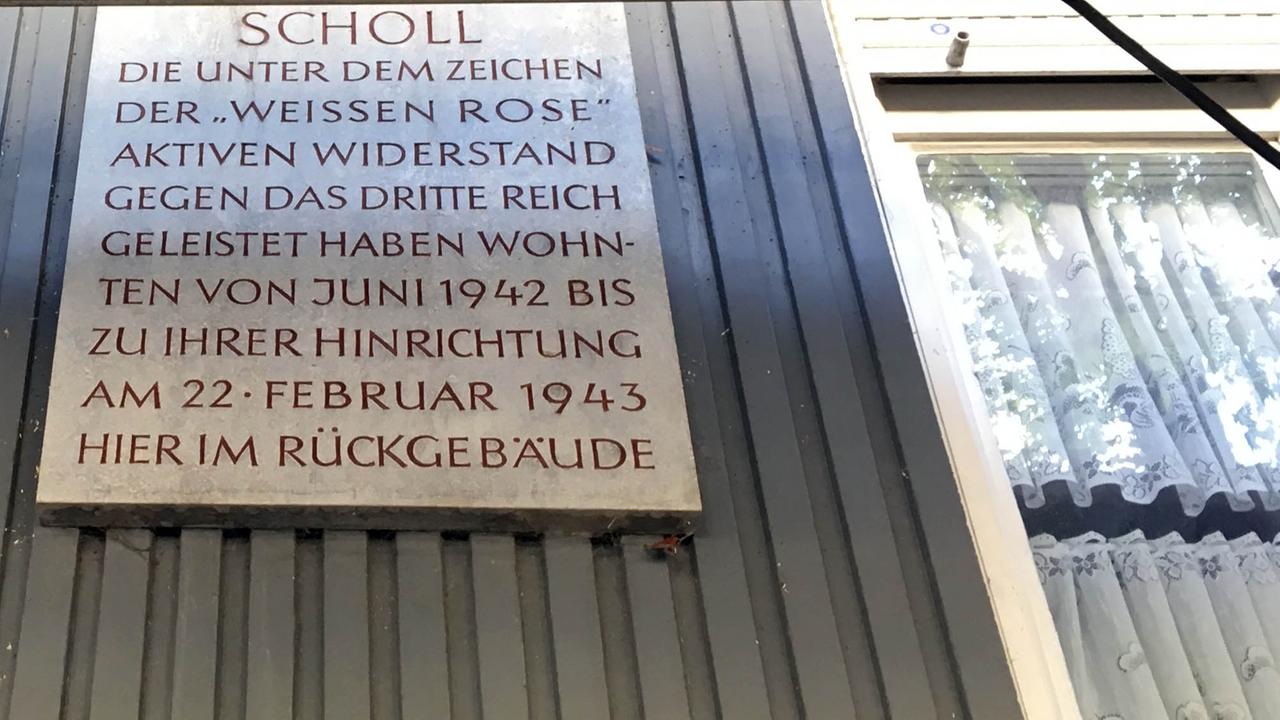 Gedenktafel zur Zweizimmerwohnung der Geschwister Scholl in der Franz-Josef-Straße 13 in München