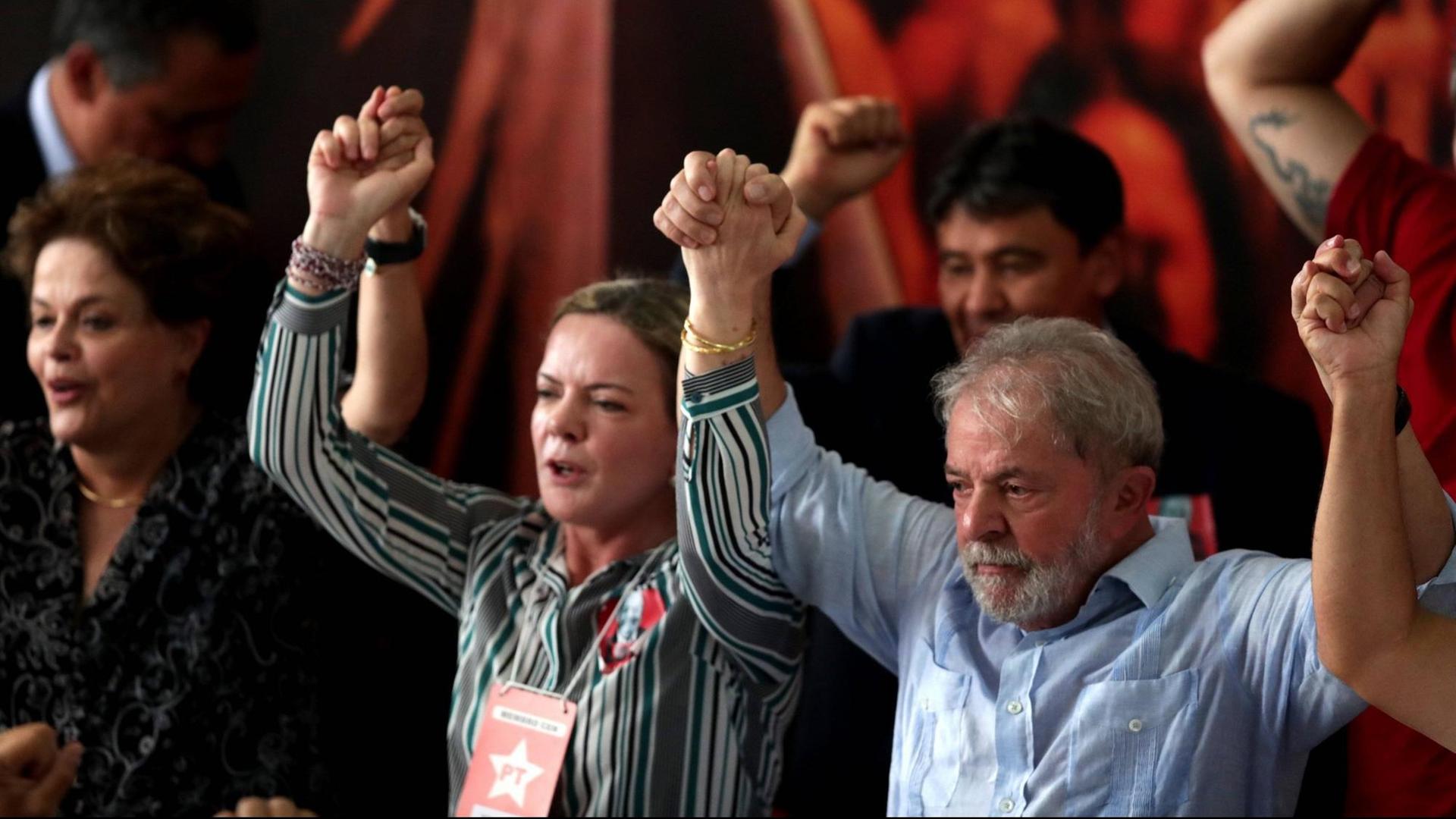 Der früherer brasilianische Präsident Luiz Inacio Lula da Silva (re.) und die Präsidentin der Arbeiterpartei PT, Gleissi Hoffmann, (Mitte) sowie Dilma-Rousseff, da Silvas inzwischen des Amtes enthobene Nachfolgerin im Präsidentenamt, bei einem Parteitreffen in Sao Paulo, Brasilien, am 25. Januar 2018. Der früherer brasilianische Präsident Luiz Inacio Lula da Silva (re.) und die Präsidentin der Arbeiterpartei PT, Gleissi Hoffmann, (Mitte) sowie Dilma-Rousseff, da Silvas inzwischen des Amtes enthobene Nachfolgerin im Präsidentenamt, bei einem Parteitreffen in Sao Paulo, Brasilien, am 25. Januar 2018.