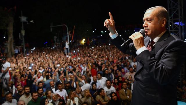 Der türkische Präsident Recep Tayyip Erdogan spricht in Istanbul zu Anhängern.