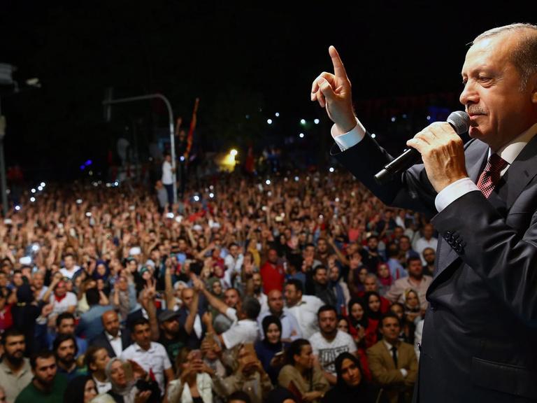 Der türkische Präsident Recep Tayyip Erdogan spricht in Istanbul zu Anhängern.