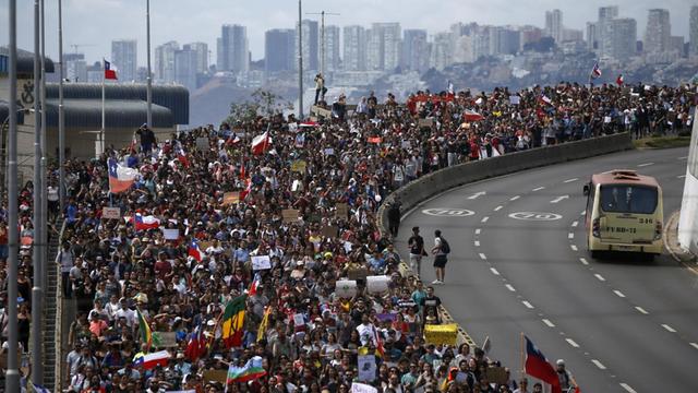 Demonstranten füllen die Straßen der chilenischen Stadt Viña del Mar.