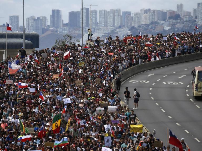 Demonstranten füllen die Straßen der chilenischen Stadt Viña del Mar.