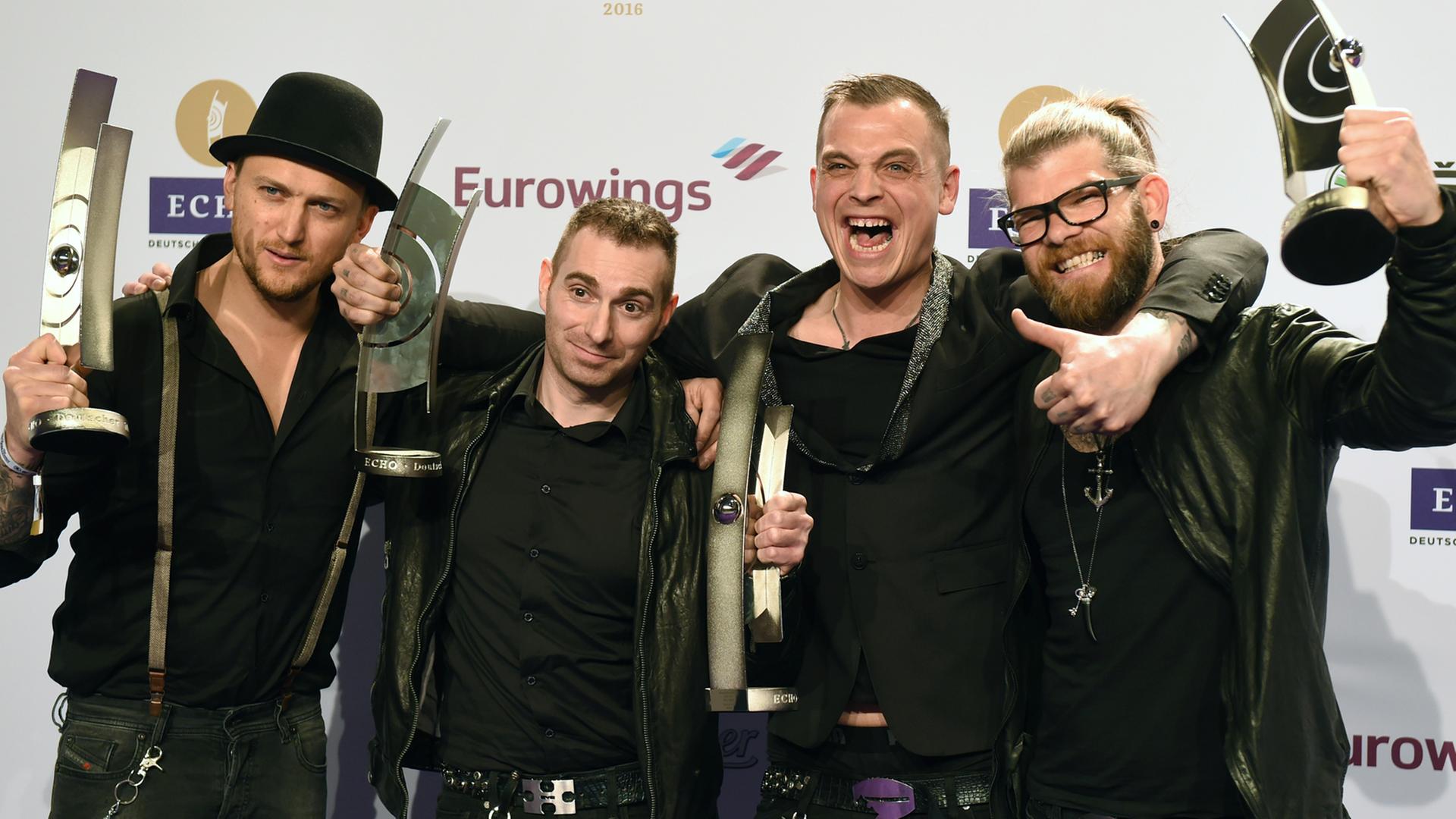 Die Band Frei.Wild freut sich am 7. April 2016 in Berlin über die Auszeichnung in der Kategorie "Rock/Alternative National". Die Band Frei.Wild freut sich am 7. April 2016 in Berlin über die Auszeichnung in der Kategorie "Rock/Alternative National".