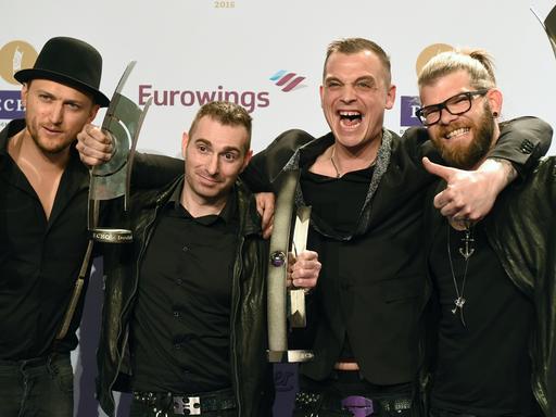 Die Band Frei.Wild freut sich am 7. April 2016 in Berlin über die Auszeichnung in der Kategorie "Rock/Alternative National".