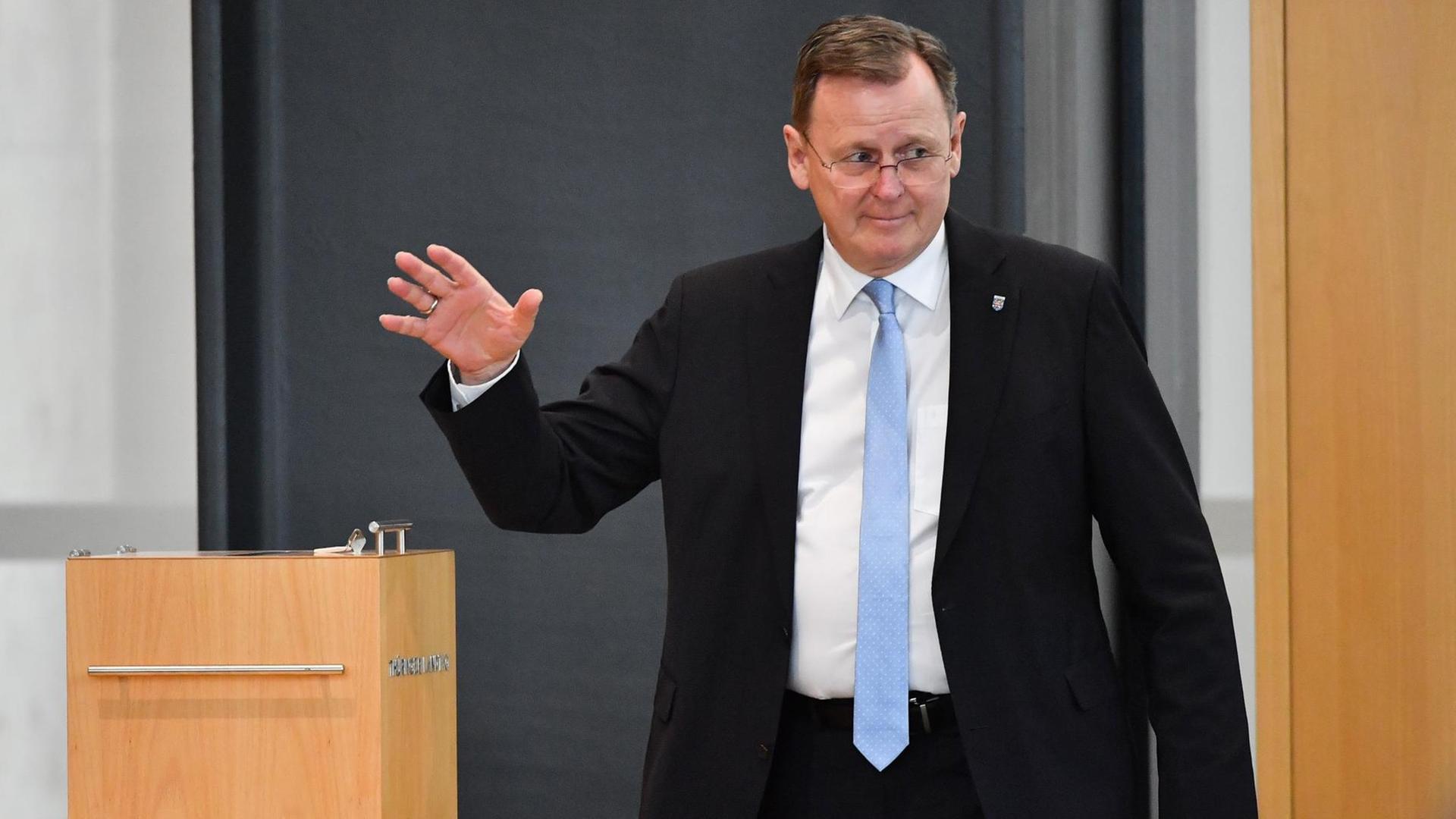 04.03.2020, Thüringen, Erfurt: Der frühere Ministerpräsident und erneute Kandidat für das Amt, Bodo Ramelow (Die Linke), gibt im dritten Wahlgang seine Stimme ab im Landtag bei der Ministerpräsidentenwahl in Thüringen. Foto: Martin Schutt/dpa-Zentralbild/dpa | Verwendung weltweit 04.03.2020, Thüringen, Erfurt: Der frühere Ministerpräsident und erneute Kandidat für das Amt, Bodo Ramelow (Die Linke), gibt im dritten Wahlgang seine Stimme ab im Landtag bei der Ministerpräsidentenwahl in Thüringen. Foto: Martin Schutt/dpa-Zentralbild/dpa | Verwendung weltweit