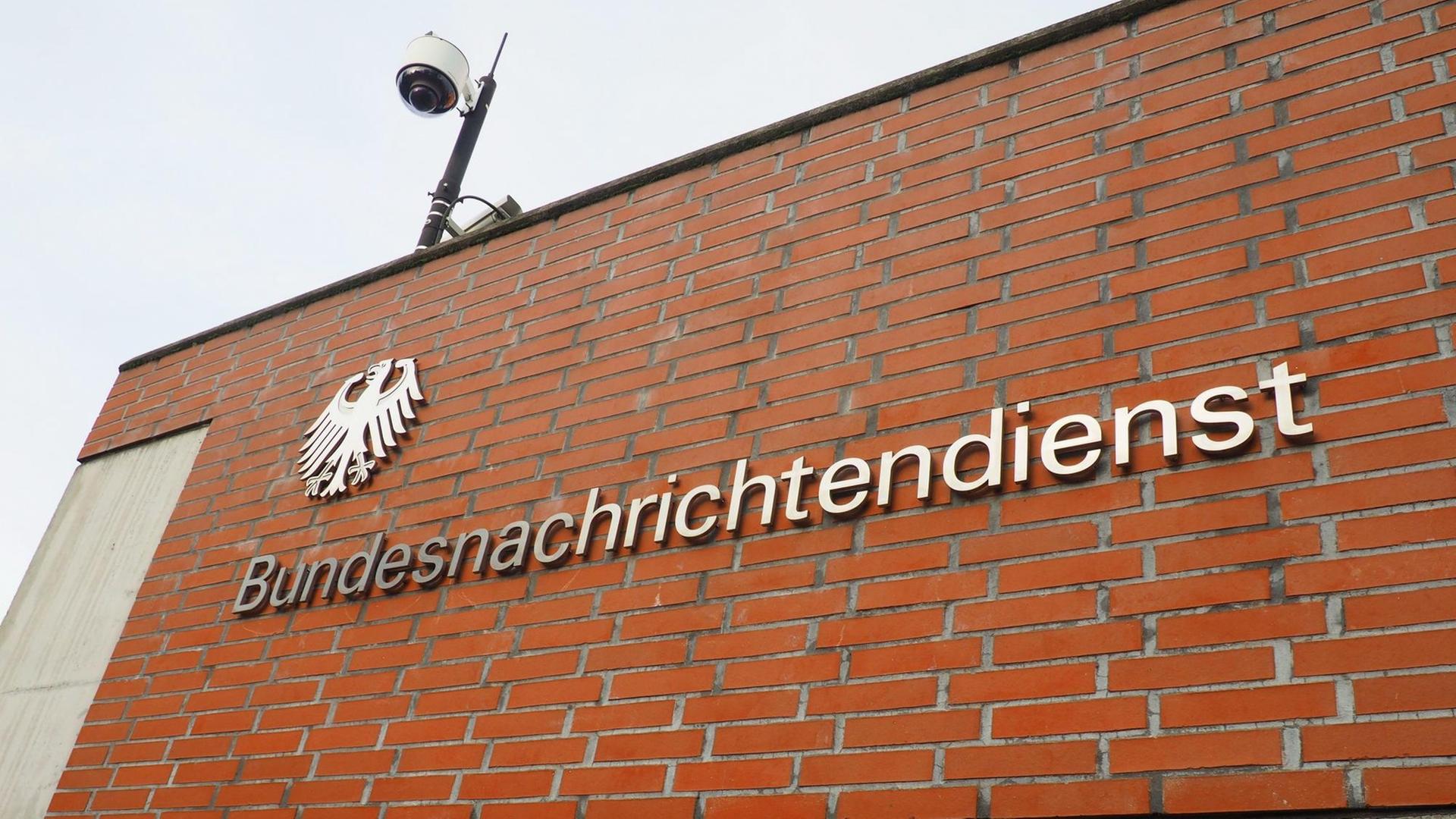 "Bundesnachrichtendienst" steht an einem Gebäude des BND in Berlin im Bezirk Steglitz/Zehlendorf unter einer Überwachungskamera und neben dem Bundesadler, aufgenonmmen am 20.12.2015. "Bundesnachrichtendienst" steht an einem Gebäude des BND in Berlin im Bezirk Steglitz/Zehlendorf unter einer Überwachungskamera und neben dem Bundesadler, aufgenonmmen am 20.12.2015.