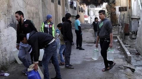 In Damaskus müssen Bewohner am 29.12.2016 Wasser an einer Zapfstelle holen, weil die Versorgung unterbrochen ist.