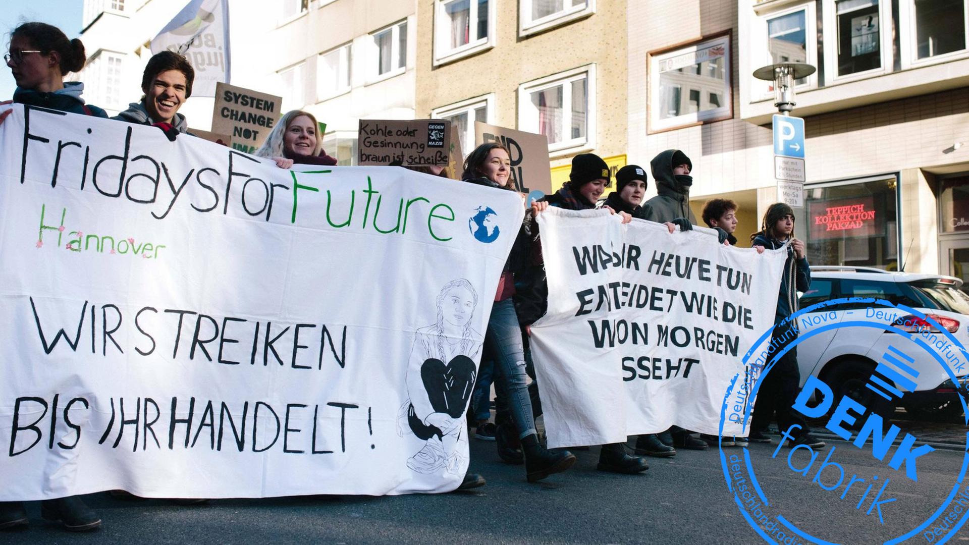 Schülerprotest in Hannover: Am Freitag den 18. Januar 2019 gingen in Hannover Schüler für einen sofortigen Kohleausstieg auf die Straße. Schülerprotest in Hannover: Am Freitag den 18. Januar 2019 gingen in Hannover Schüler für einen sofortigen Kohleausstieg auf die Straße.