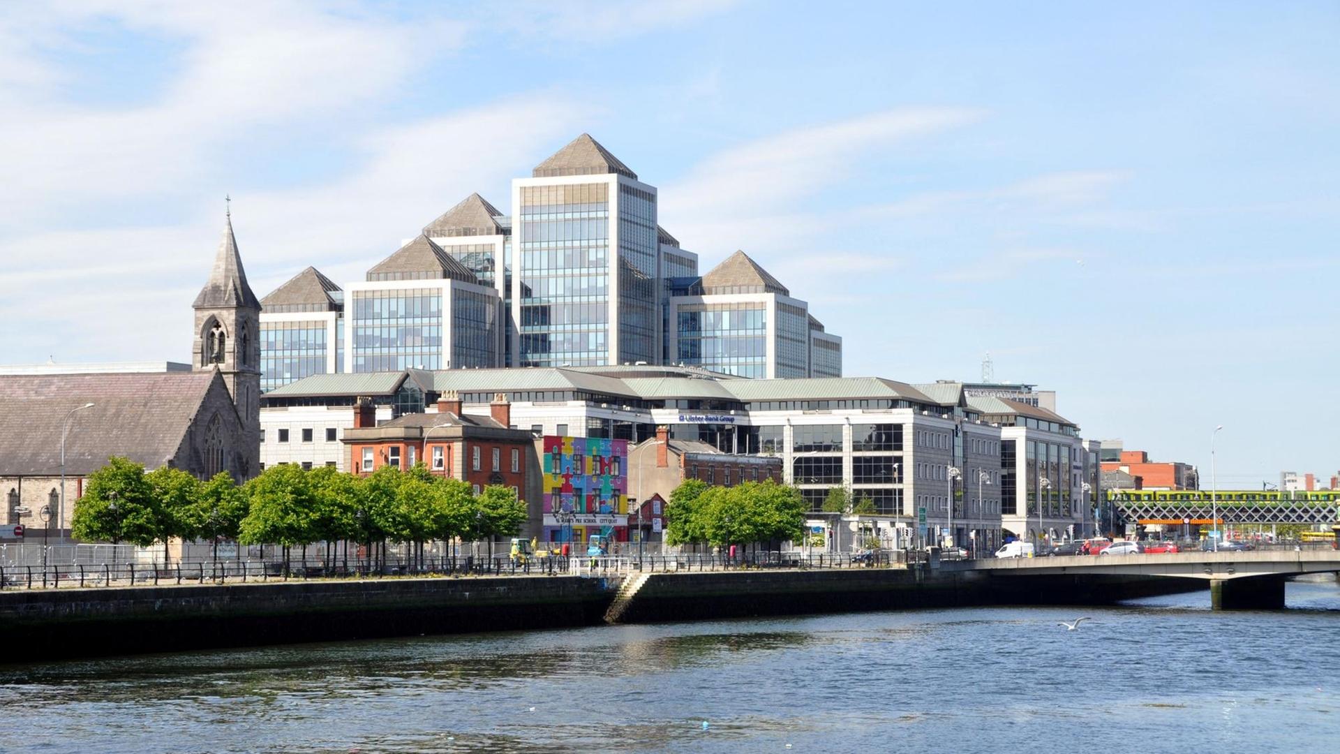 Blick über den Fluss Liffey auf den modernen Gebäudekomplex des Ulster Bank House.