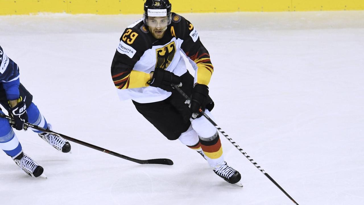 Eishockey-WM 2019: der deutsche Nationalspieler Leon Draisaitl beim Spiel gegen Finnland. Eishockey-WM 2019: der deutsche Nationalspieler Leon Draisaitl beim Spiel gegen Finnland.