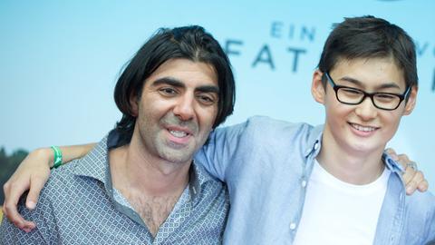 Der Regisseur Fatih Akim (links) und der Jung-Schauspieler Anand Batbileg bei der Weltpremiere des Kinofilms "Tschick" im Kino International in Berlin